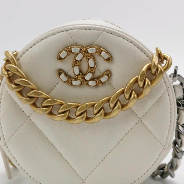 C2D3B2C8 DA73 40C4 9F00 C16E642B95EE Chanel 19 Round White Cannage Leather bag