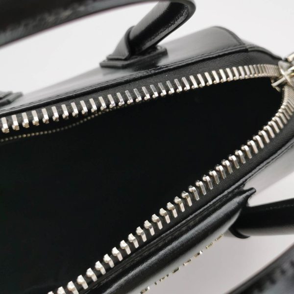 IMG 6050 70845589 77d1 48ce b5a6 f806f28071ec Givenchy Antigona Mini Black Shiny Leather Top Handle bag with Strap