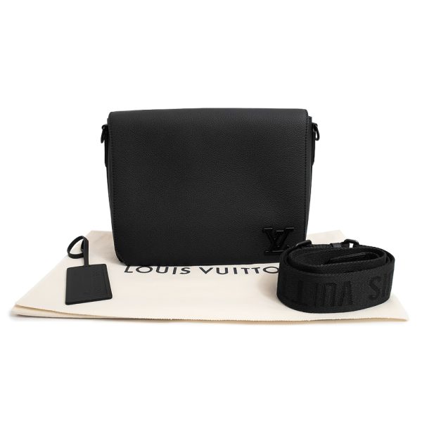 200008636019 2 LOUIS VUITTON LV Aerogram Takeoff Messenger Grain Leather Crossbody Shoulder Bag Black