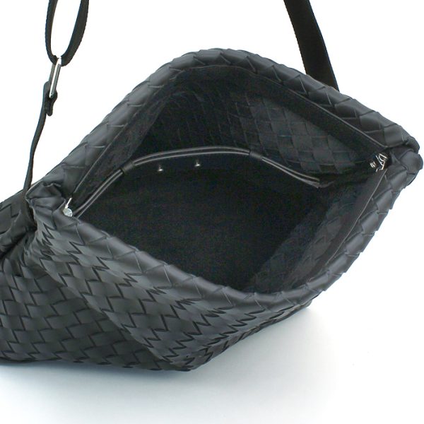 220208 bg4 1 4 Bottega Veneta Shoulder Bag Black