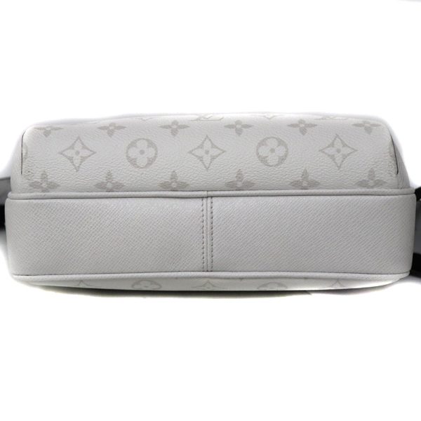 7513 7 Louis Vuitton Messenger PM Taigarama Shoulder Bag White