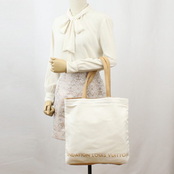 flv0000000572011 a LOUIS VUITTON Museum tote bag White