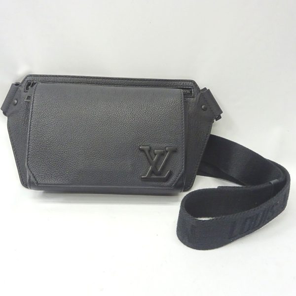 ft1121491 3 Louis Vuitton grained leather Body Bag LV Aerogram black