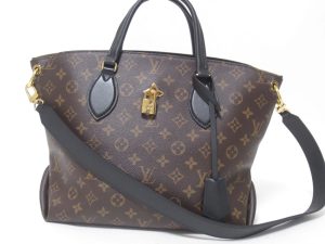 imgrc0087573856 Louis Vuitton Andrey Shoulder Bag Taiga Black