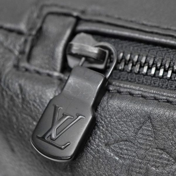 imgrc0093519061 Louis Vuitton M46036 Discovery Bum PM Body Bag