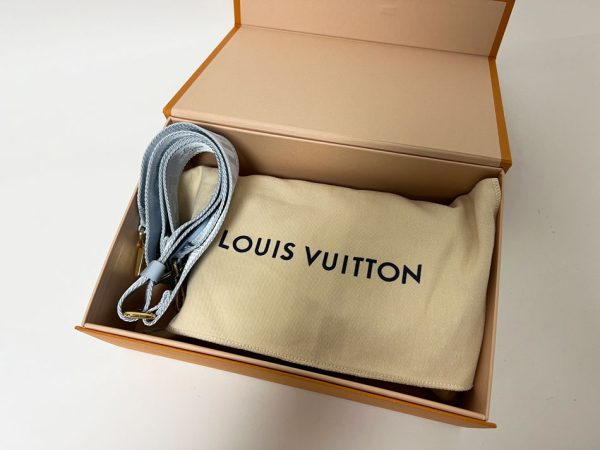 imgrc0114076586 Louis Vuitton Calf Leather Bubble Glam Wallet on Strap Chain Wallet Shoulder Bag Bleu Glacier