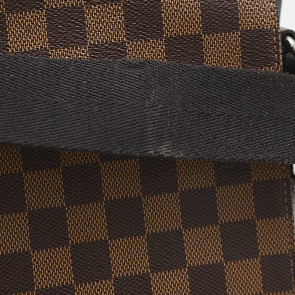 005248926 4 Louis Vuitton Damier District MM NM Shoulder Bag