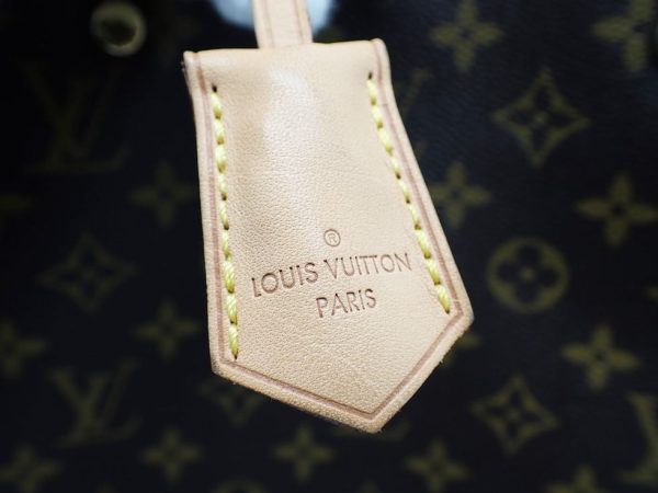 23420tjno12 04 Louis Vuitton Discovery Bum Bag NM Taurillon