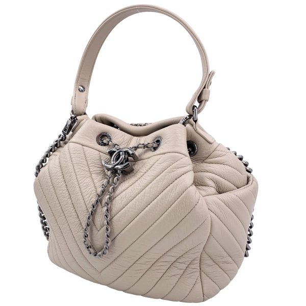 24005395 01 CHANEL Chevron Low String Bag Beige Silver