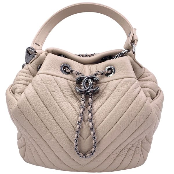 24005395 02 CHANEL Chevron Low String Bag Beige Silver