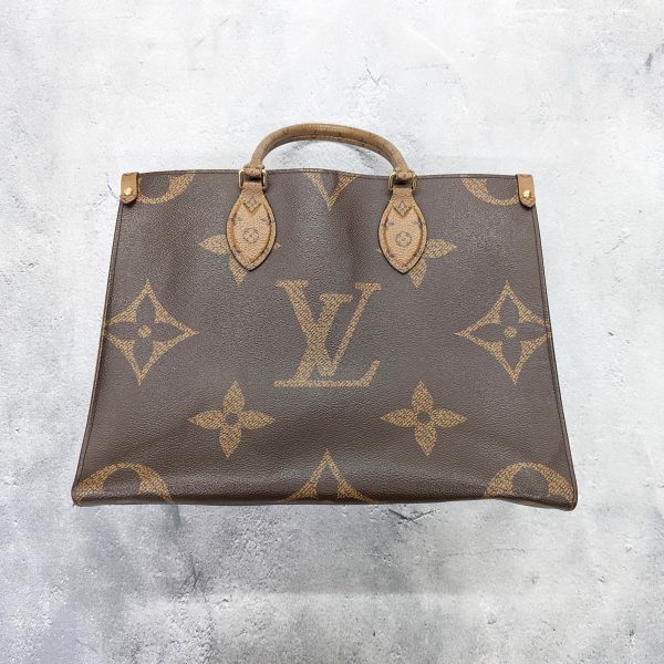 295 03 Louis Vuitton On The Go MM Monogram Shoulder Bag Brown