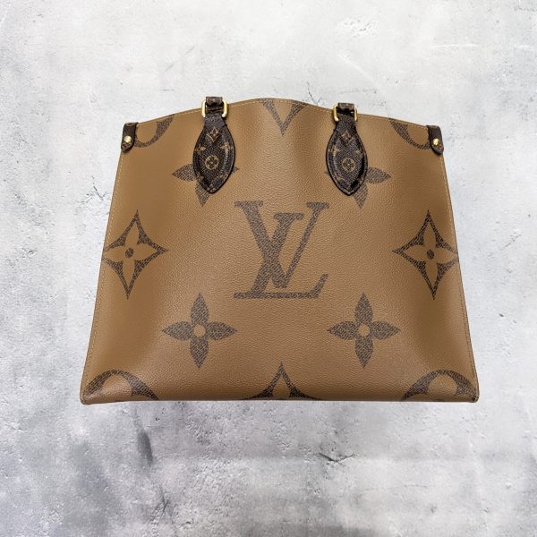 295 04 Louis Vuitton On The Go MM Monogram Shoulder Bag Brown