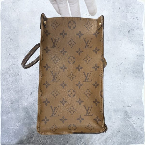 295 06 Louis Vuitton On The Go MM Monogram Shoulder Bag Brown