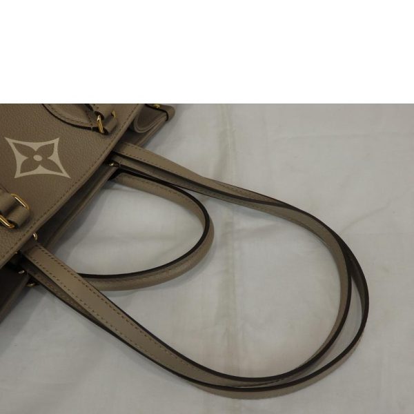 49985 6 Louis Vuitton On the Go MM Turtleneck Handbag Crème