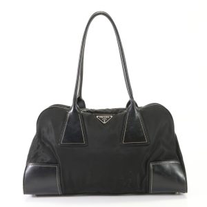 img 01688013 Ferragamo Ferragamogram Shoulder Bag Black