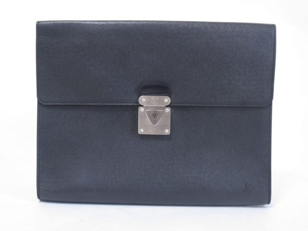 imgrc0078613928 Louis Vuitton Taiga Minuto Clutch Bag Black