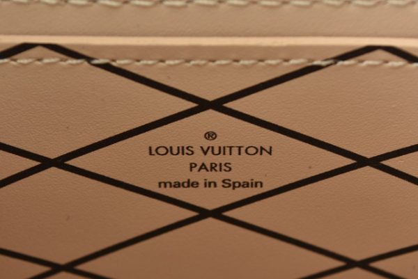 lv 201020 1 11 LOUIS VUITTON Un Shoulder Bag