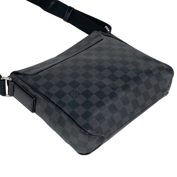 1000069535467 12 Louis Vuitton District PM Messenger Bag Damier Graphite Black