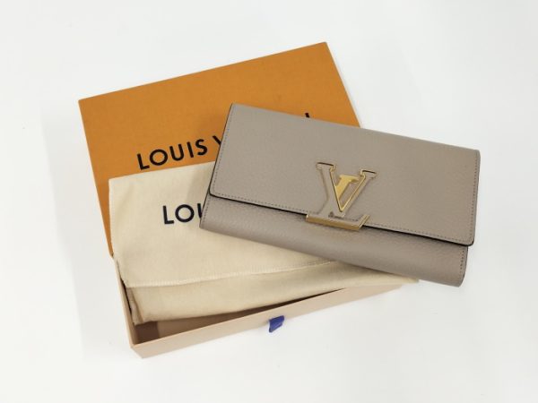 oplus 256 Louis Vuitton Portefeuille Capucines Bi fold Long Wallet Gale Greige