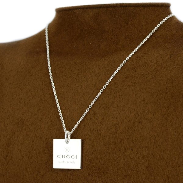 223869 j8400 8106 05 Gucci Square Plate Necklace Silver