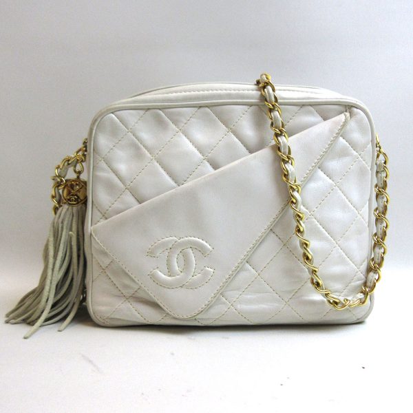 3 cha221105 1ta Chanel Matelasse Fringe Tassel Chain Shoulder Bag White