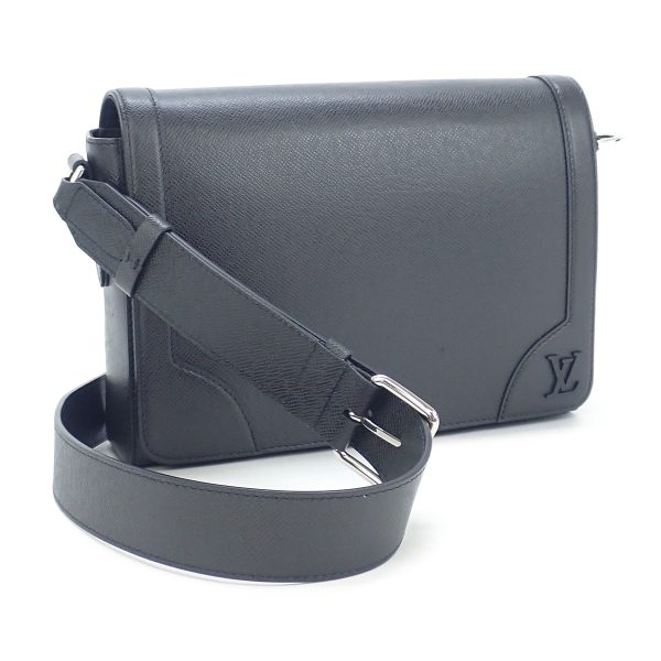 432737 01 Louis Vuitton Taiga Flap Messenger Shoulder Noir