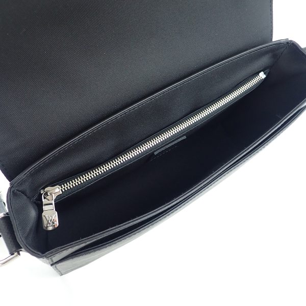 432737 08 Louis Vuitton Taiga Flap Messenger Shoulder Noir