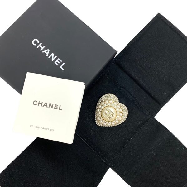 6846 5 Chanel Corsage Coco Mark Heart Rhinestone Pearl Brooch Gold White