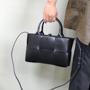 729029 vcqc2 main22 Givenchy Essential U Bumbag Black