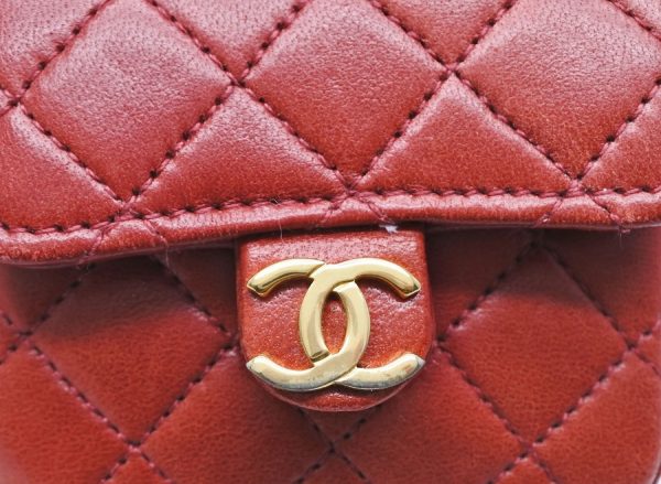 ai tdc 017796 7 Chanel Chain Charm Vintage Mini Matelasse Pouch Red