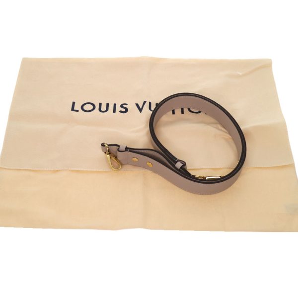 c21 1453 11 Louis Vuitton Lock Me Bucket NV Handbag Greige