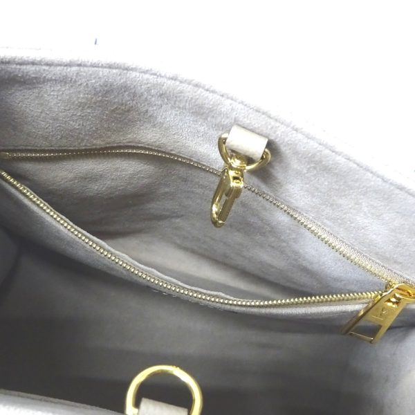 ft578391 11 Louis Vuitton On the Go PM Bag Tourterelle Crème