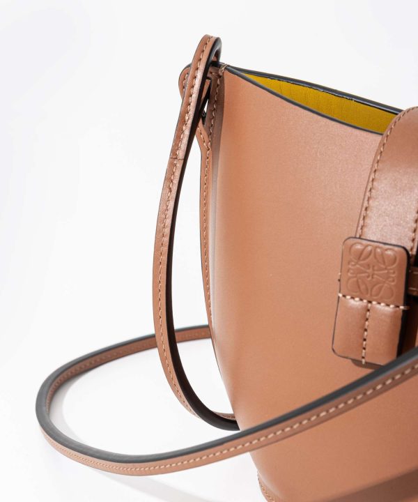 lwe0000001058 7 Loewe Leather Bucket Bag Tan