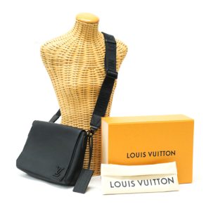 mag23011 Louis Vuitton Truth Toilette Pouch Monogram Brown