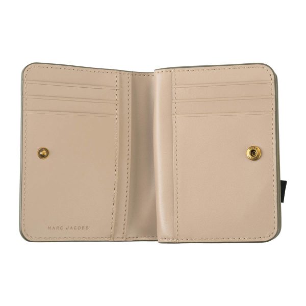 mc2s4smp007s02333 4 MARC JACOBS Bifold Wallet The Leather Covered J Mark Leather Beige