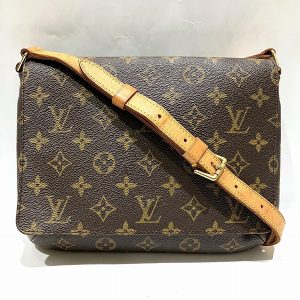 100302050a600584 1 Gucci GG Marmont 6 Key Case Black