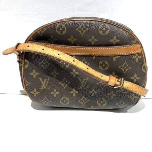 100303030aa00039 1 Gucci GG Supreme Courier Shoulder Bag