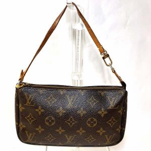 1003033309b00013 1 Gucci Courier GG Supreme Messenger Bag