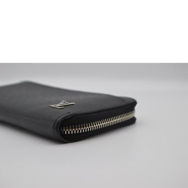 17069 4 Louis Vuitton Zippy Taiga Wallet Black