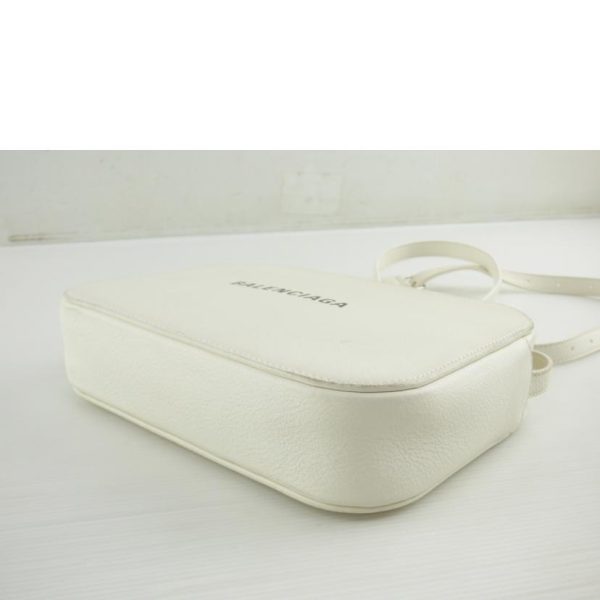 23061 3 Balenciaga Everyday Camera Bag Creme