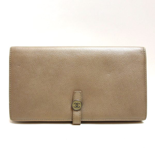 3 cha170320 1u Chanel Long Wallet Coco Button Bifold Beige