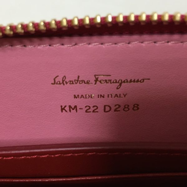 37921551 4 Salvatore Ferragamo Vara Round Zipper Leather Coin Case Pink