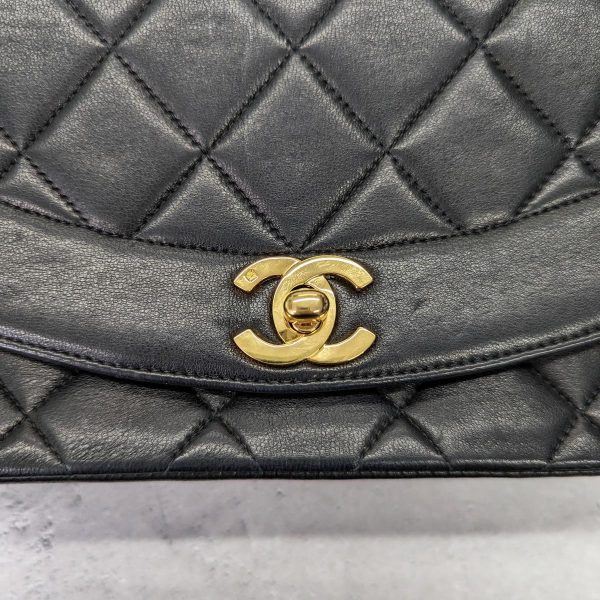 404 08 Chanel Matelasse Diana Single Chain Shoulder Bag Lambskin Black