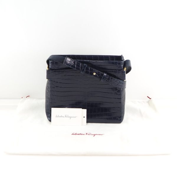 57190421 10 Salvatore Ferragamo Shoulder Bag Vara Leather Navy Zipper