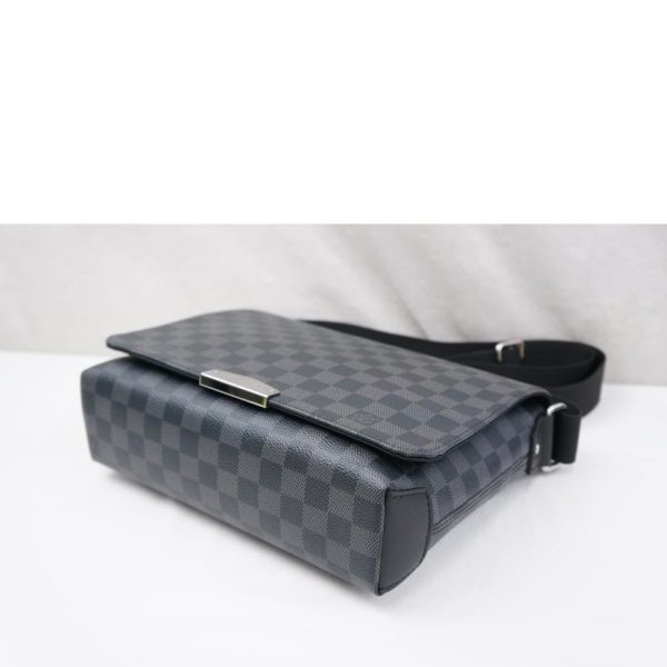 61561 4 Louis Vuitton District PM NV2 Messenger Bag