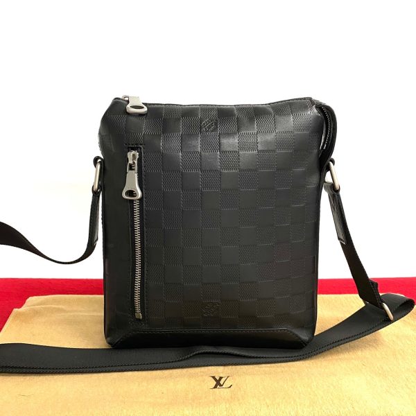 765l765 23768 1 Louis Vuitton Damier Infini Discovery Messenger BB Leather Bag Black