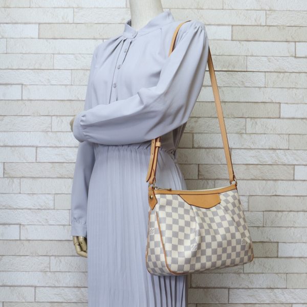 brb02540000004452 2 Louis Vuitton Syracuse Damier Azur Canvas Shoulder Bag Bag White