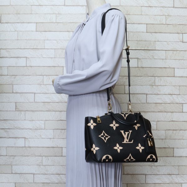 brb10010000013624 2 Louis Vuitton Petit Palais Monogram Canvas Shoulder Bag Black