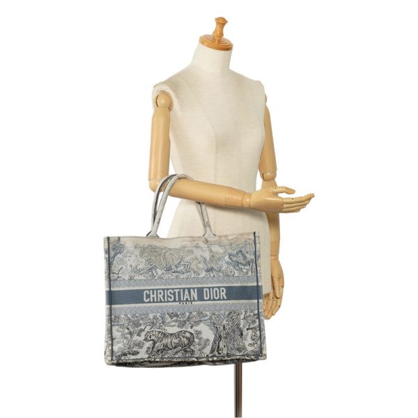 fz4jiso79ozcrgc6 8 Dior Book Tote Large Toile de Jouillet Embroidery Gray Jacquard