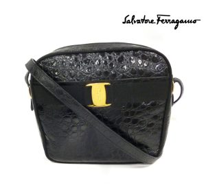 imgrc0066796209 Salvatore Ferragamo Vara Metal Fittings Shoulder Bag Black